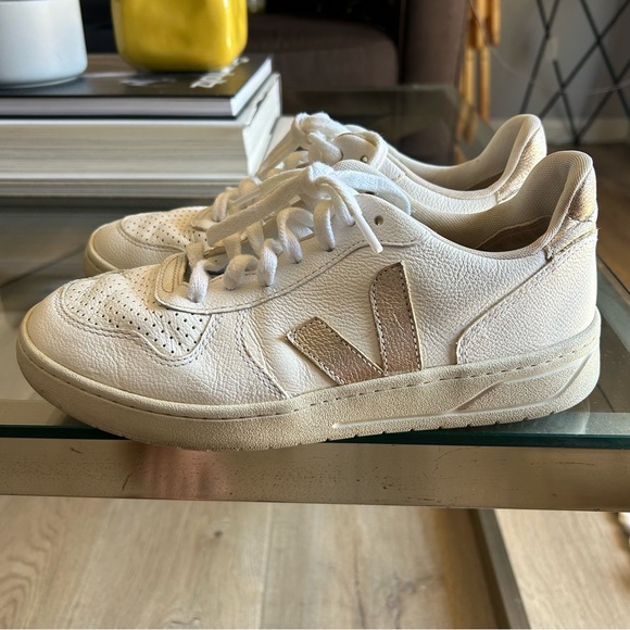 Women’s Veja V-10 Bicolor Leather Low-Top Sneakers - Picture 3 of 7